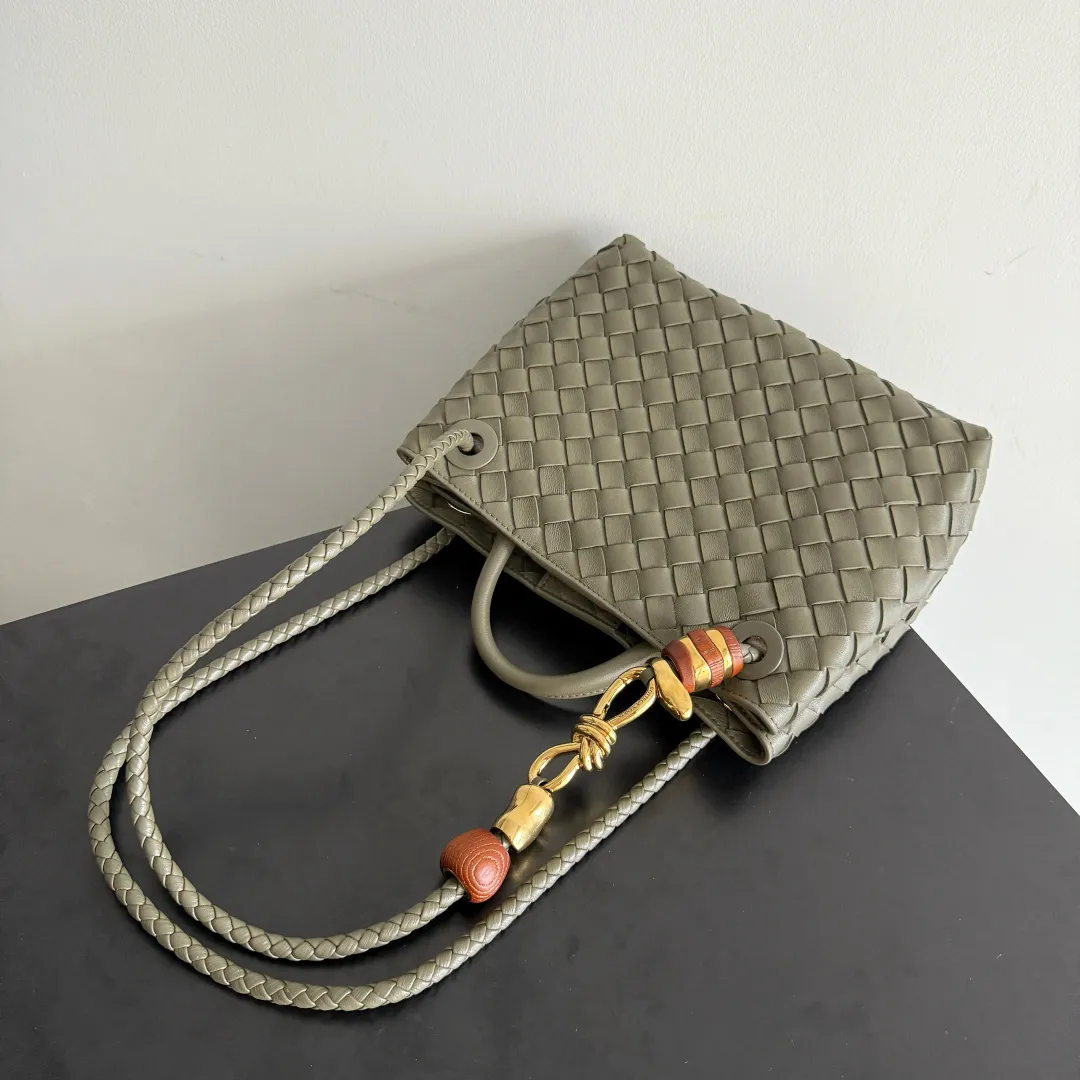 The new Andiamo batch of 3060 BV is shipped‼ ️The classic intercciato weaving process is used to create a soft bag, the metal knot is made of micro-cast aluminum using jewelry technology🪢, and the decorative beads are made of metal and hand-polished oak, allowing you to jump repeatedly between elegance and fun💃, making it unpredictable. Classic and versatile, it shows off your temperament, and the bag has a large capacity, making it very convenient for daily commuting! It has a variety of carrying methods, the shoulder straps can be adjusted by yourself, the original lambskin feels soft and delicate, and the unisex style breaks gender boundaries and brings a more practical and long-lasting use experience. The Andiamo, which has both elegant and casual styles, perfectly interprets the "fashionable old money style". Style number: 743568+wood hardware Color: cypress green Size: 25*22*10.5cm
